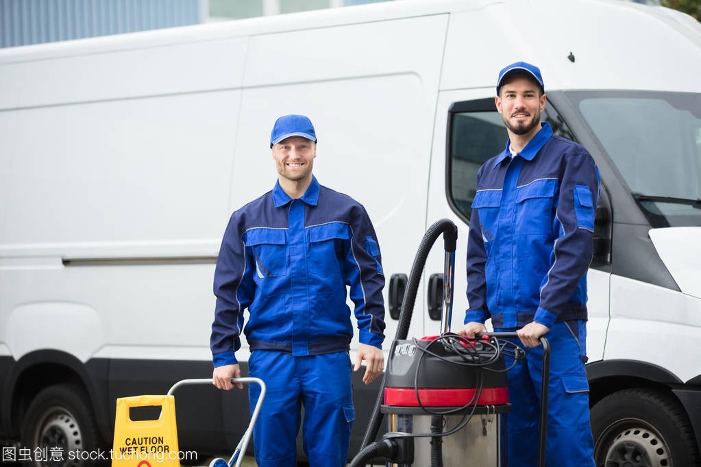 兩個(gè)快樂男清潔工的肖像站在清潔設(shè)備